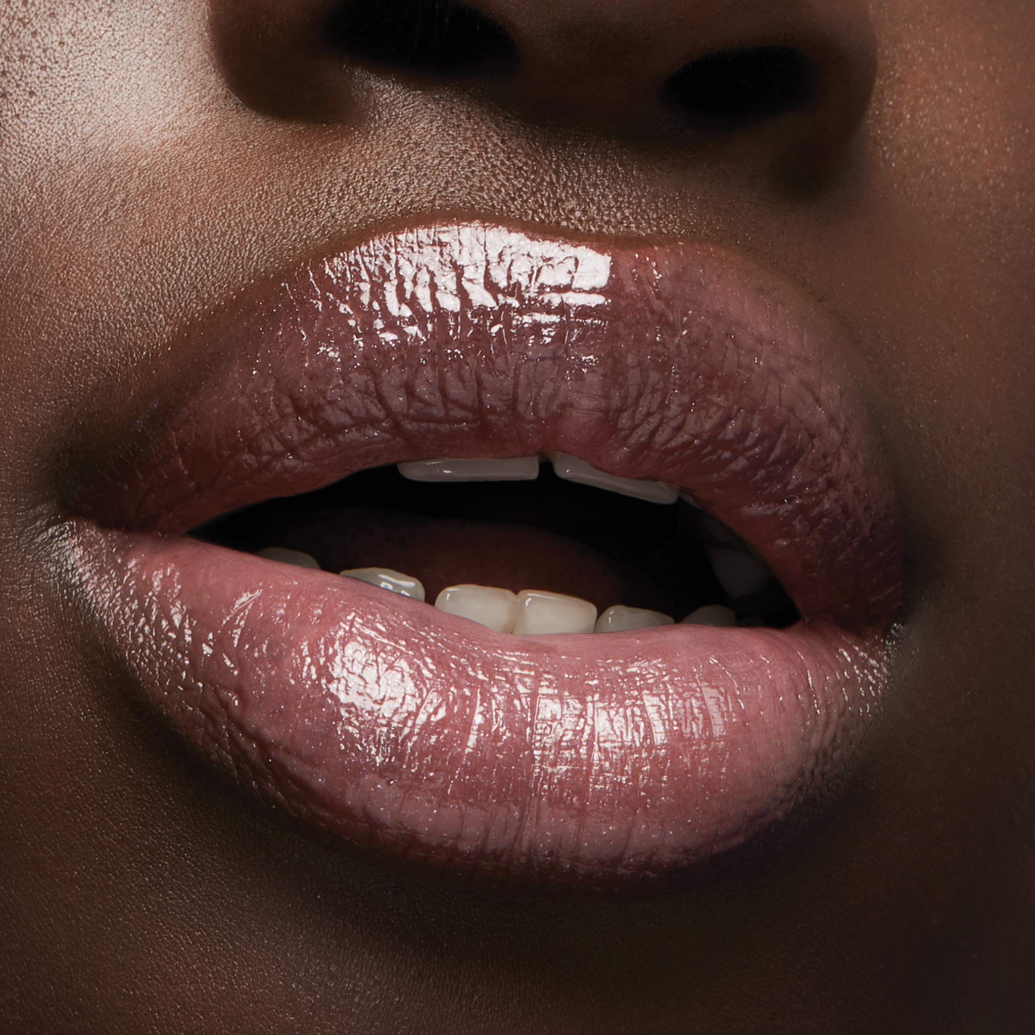 Milani Brillo Labial Nutritivo: ingredientes con ácido hialurónico para hidratación.