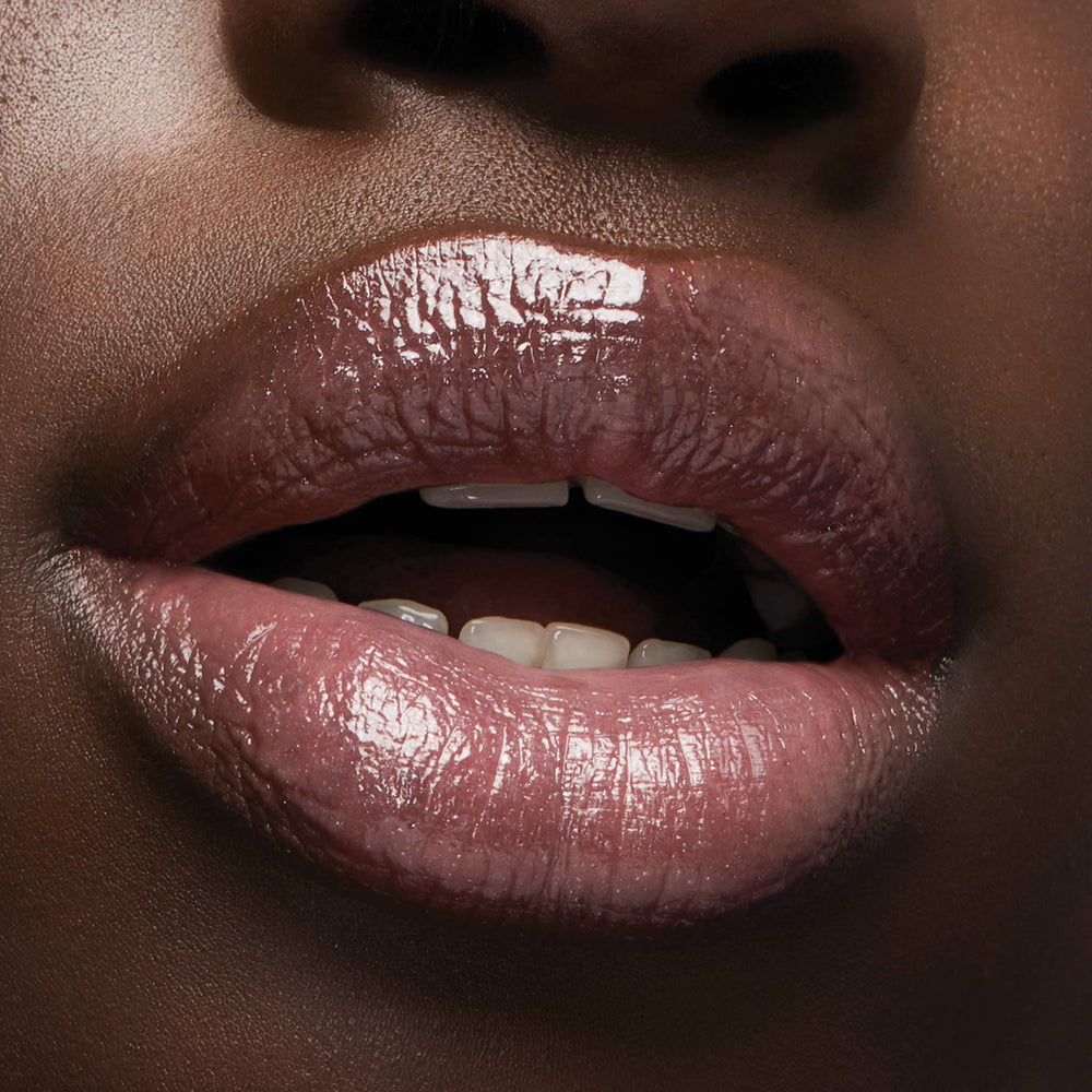 Milani Brillo Labial Nutritivo: ingredientes con ácido hialurónico para hidratación.