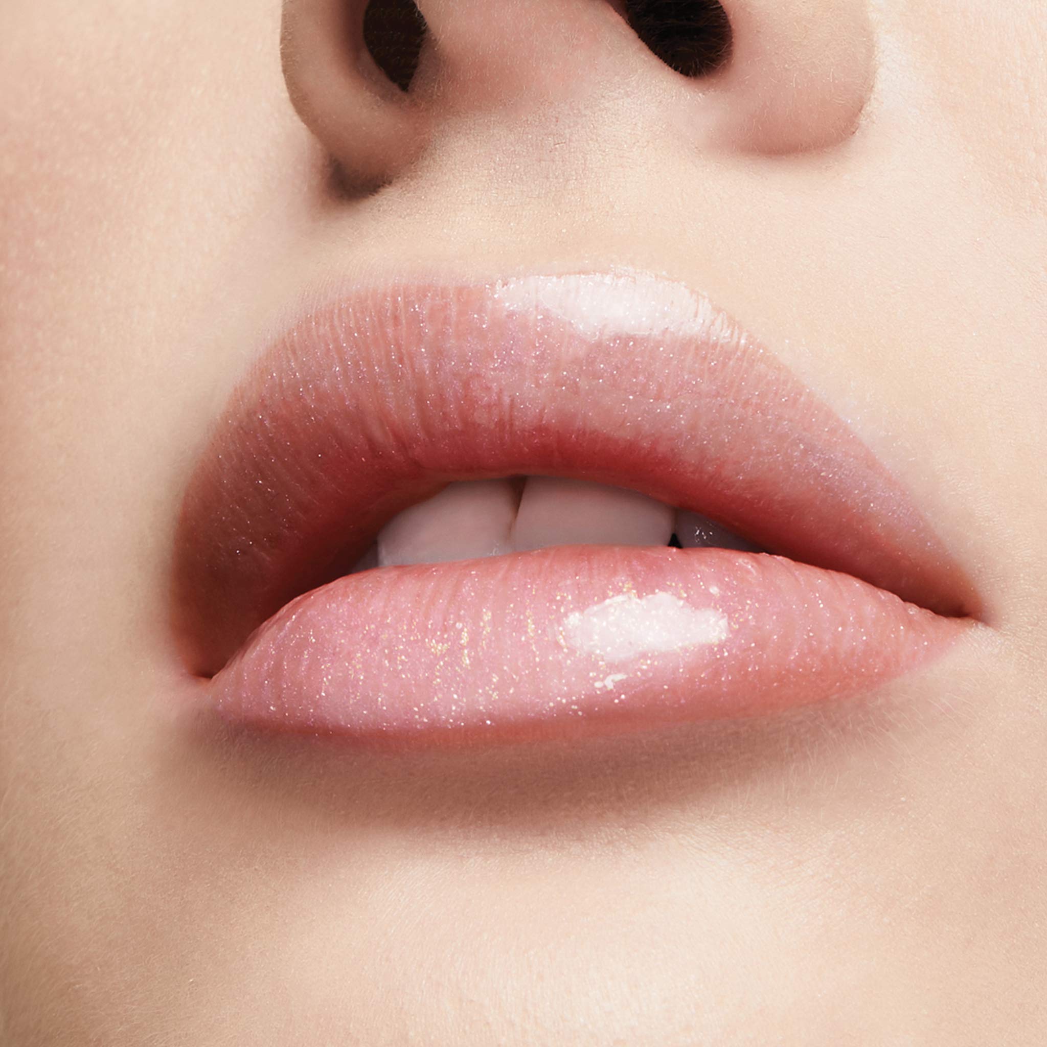 Milani Brillo Labial Nutritivo: método de aplicación cruzada para realzar labios.