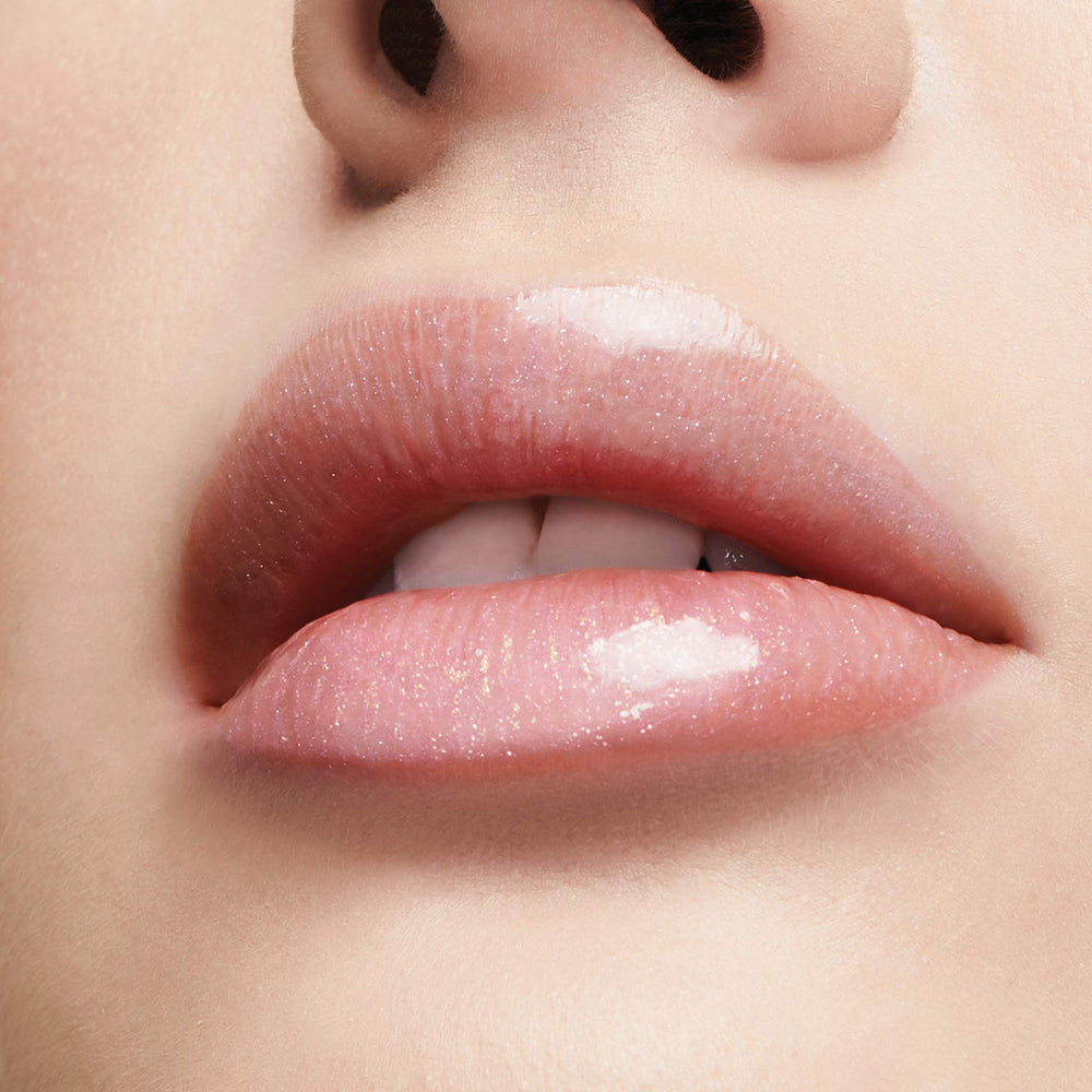 Milani Brillo Labial Nutritivo: método de aplicación cruzada para realzar labios.