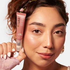 Milani Cheek Kiss Liquid Blush: muestra tono rosa cava para lucir natural y luminoso.