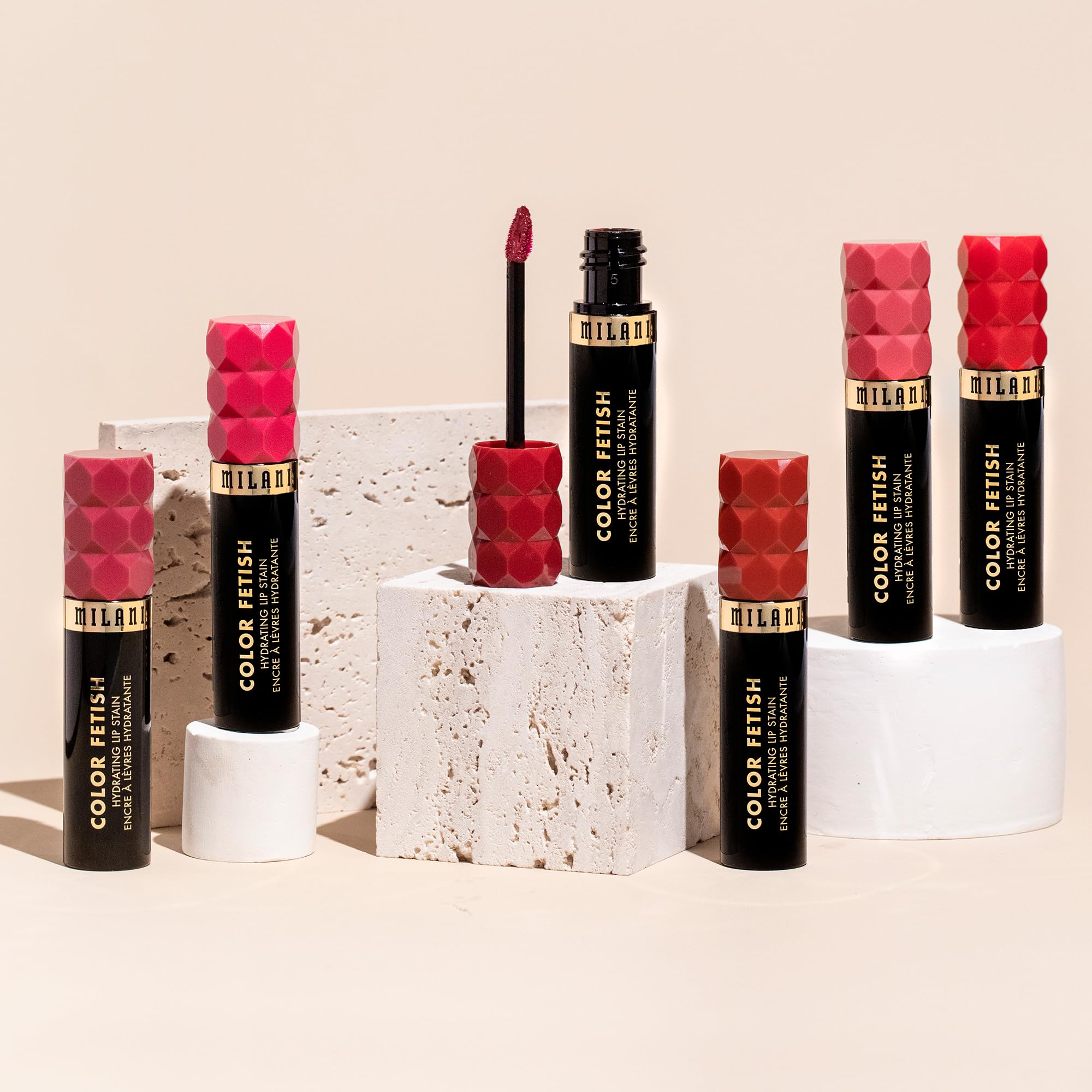 Milani Color Fetish Lip Stain-150 Thats Fine, hidratación con ácido hialurónico y escualano.