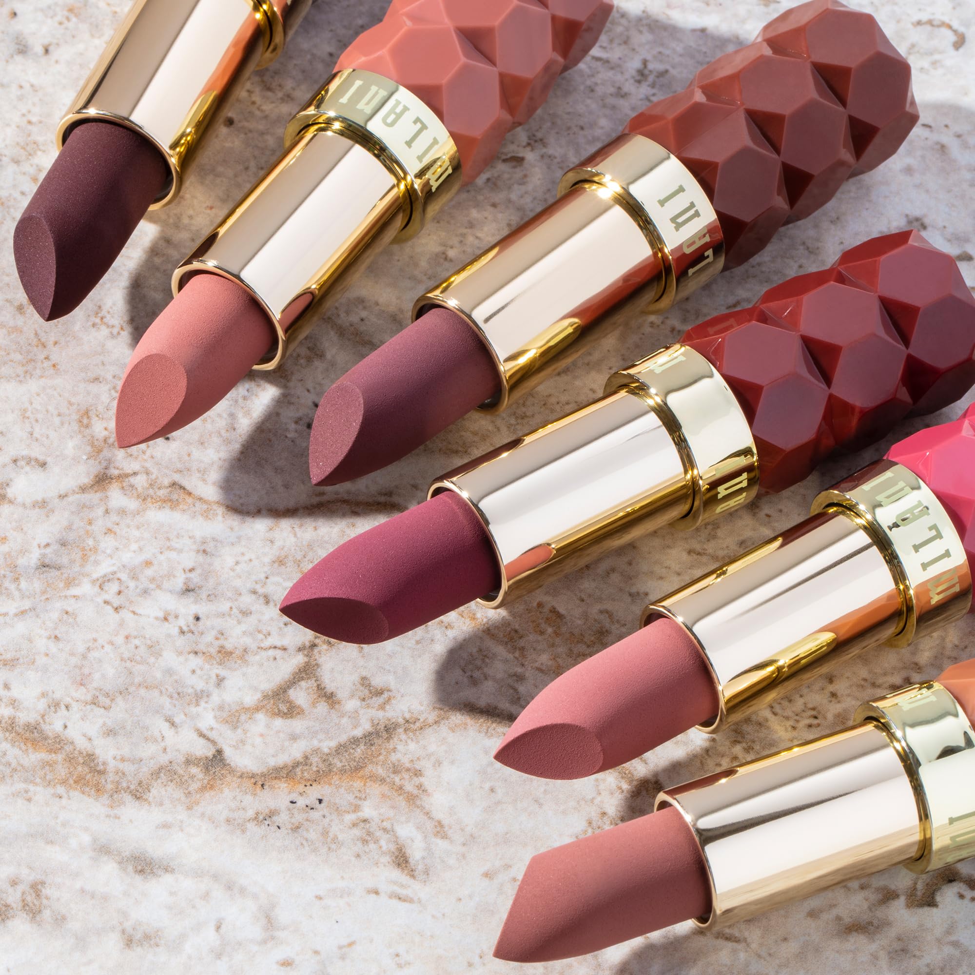 Aplicador cómodo Milani Color Fetish Matte Desire facilita trazos precisos.