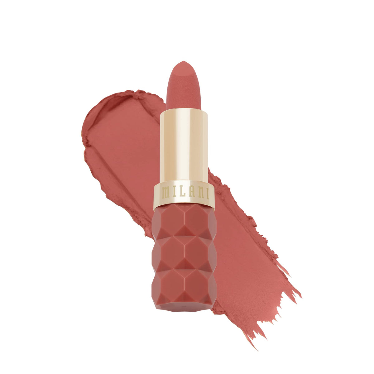 Milani Color Fetish Lipstick Secret muestra labios con textura aterciopelada y acabado mate.