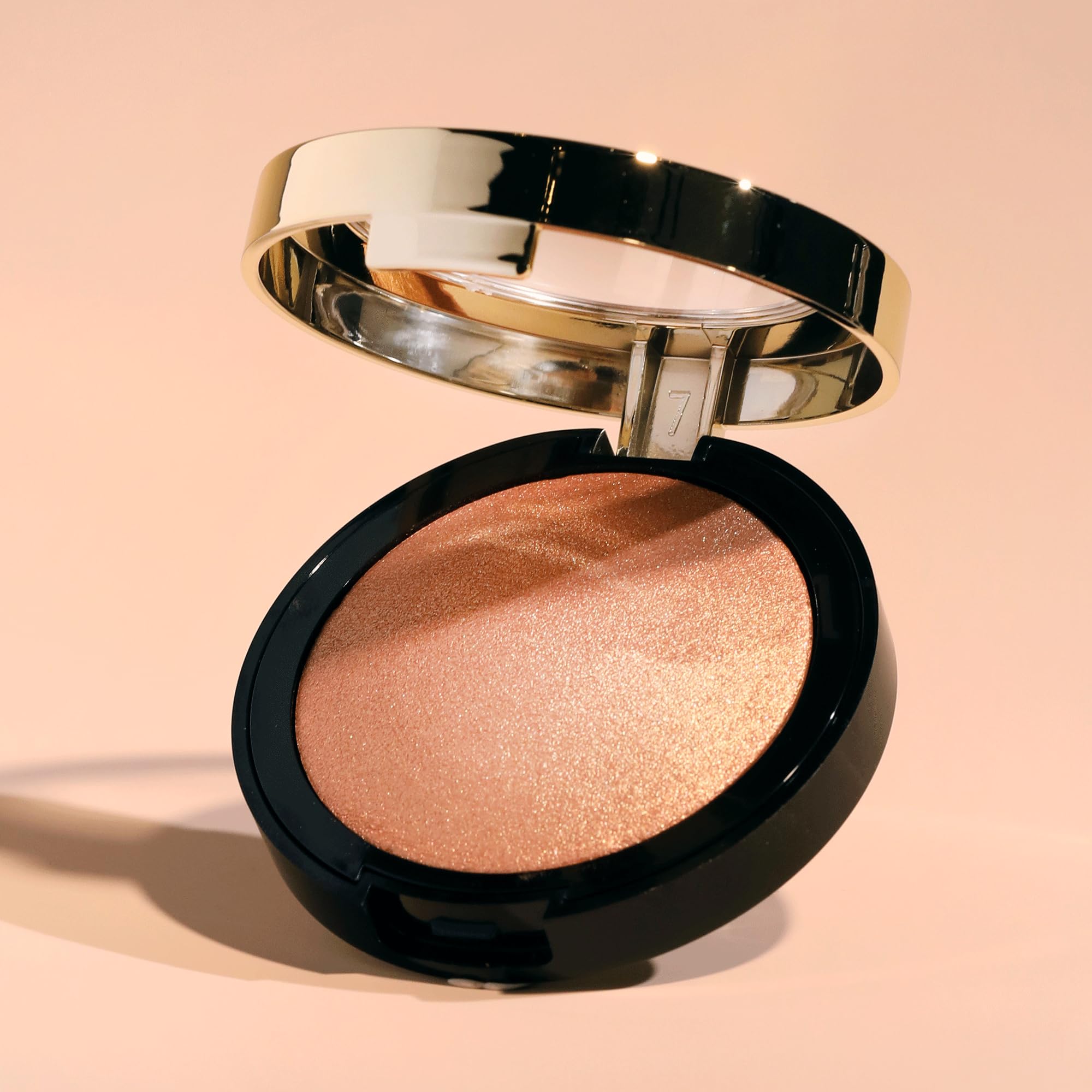 Milani Dolce Perla iluminador horneado textura velvet para acabado sedoso.
