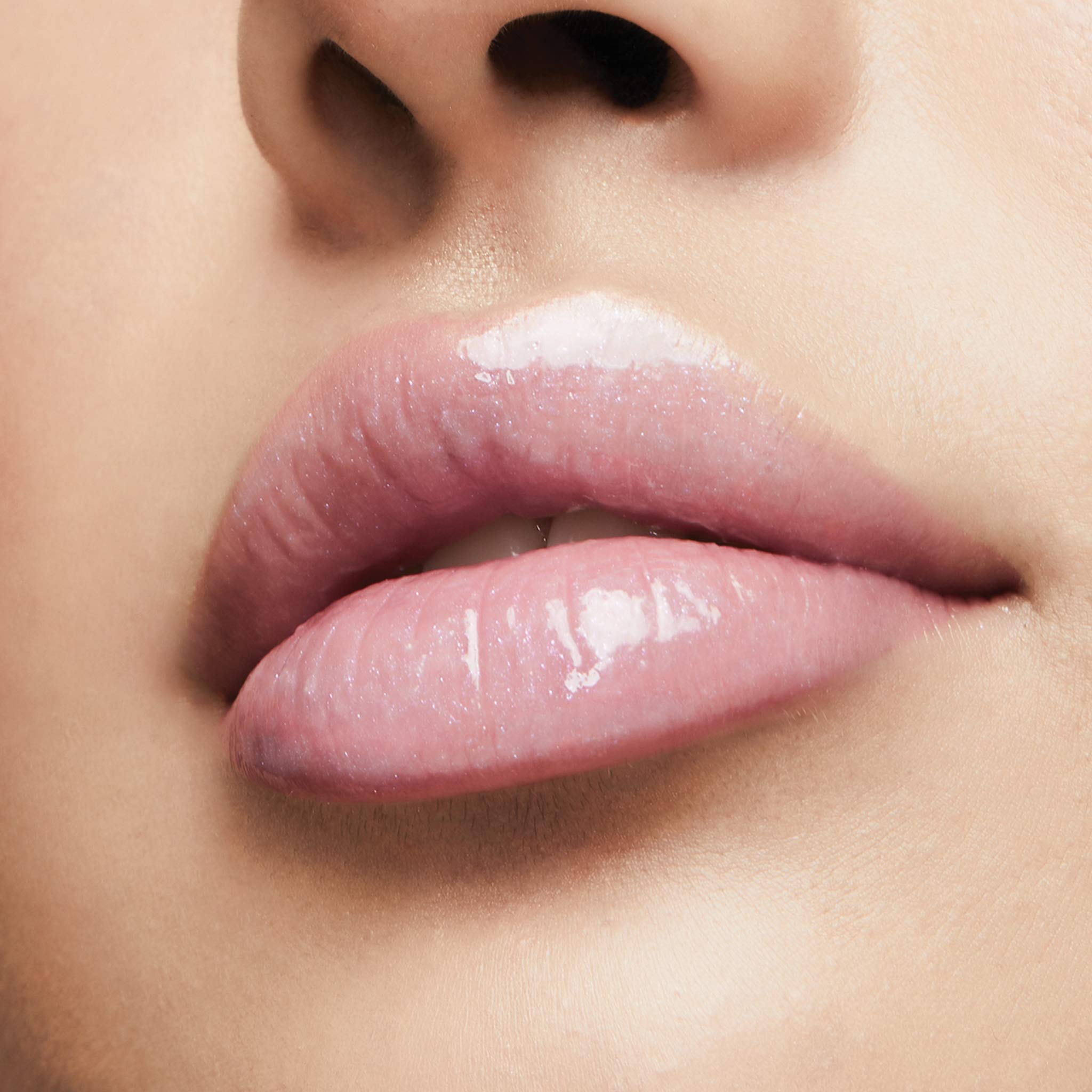 Milani Keep It Full Moonlight, fórmula con péptidos que apoya la apariencia de los labios.