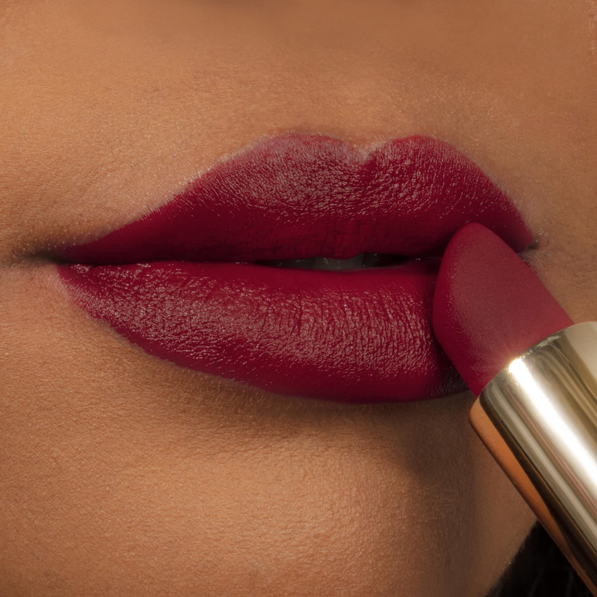 Milani labial Fetish Mate Poppy pigmentación intensa en tono vibrante.