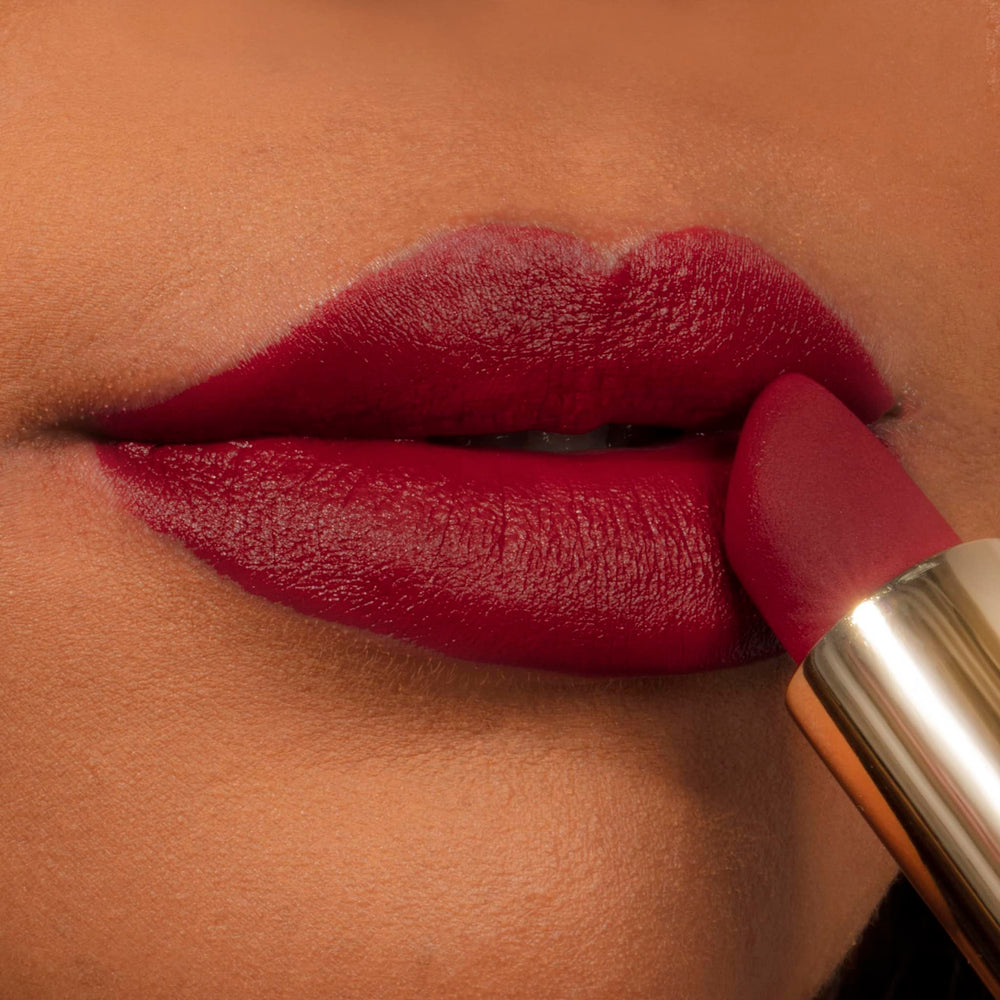 Milani labial Fetish Mate Poppy pigmentación intensa en tono vibrante.