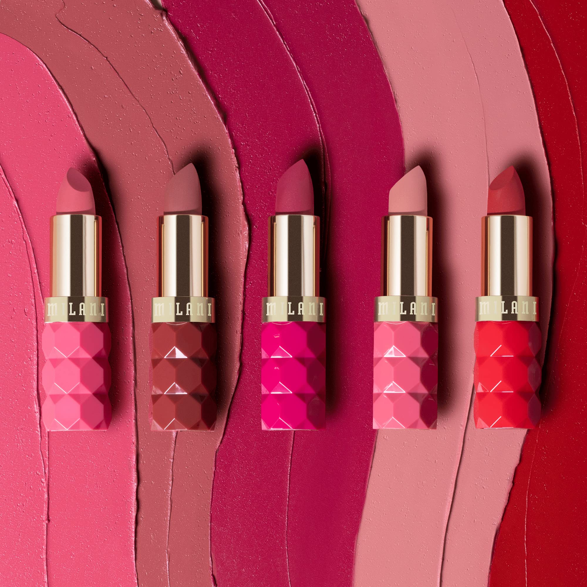 Milani labial Fetish Mate Poppy tubo compacto para retoques rápidos.