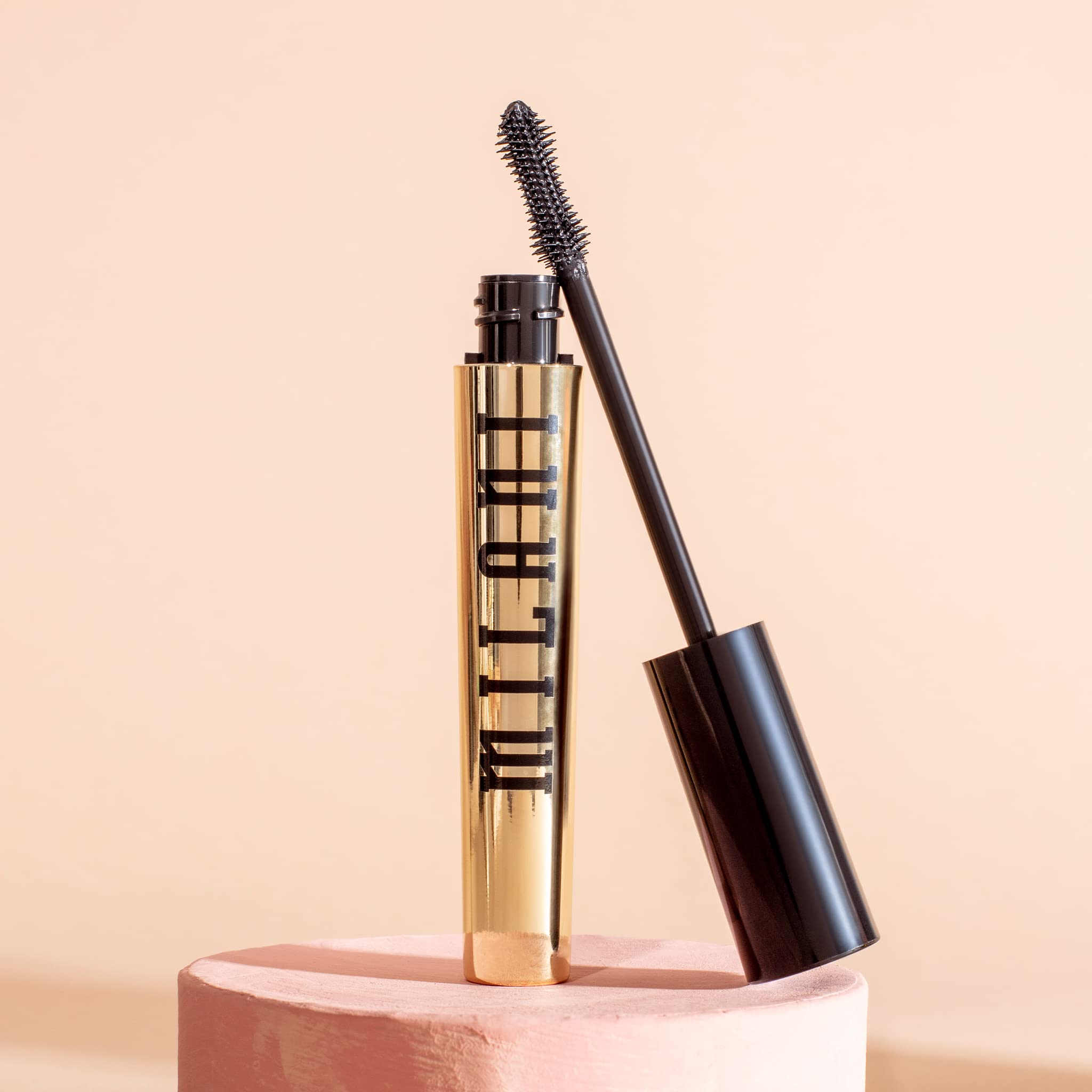 Milani Mascara duración de 24 horas para lucir pestañas.