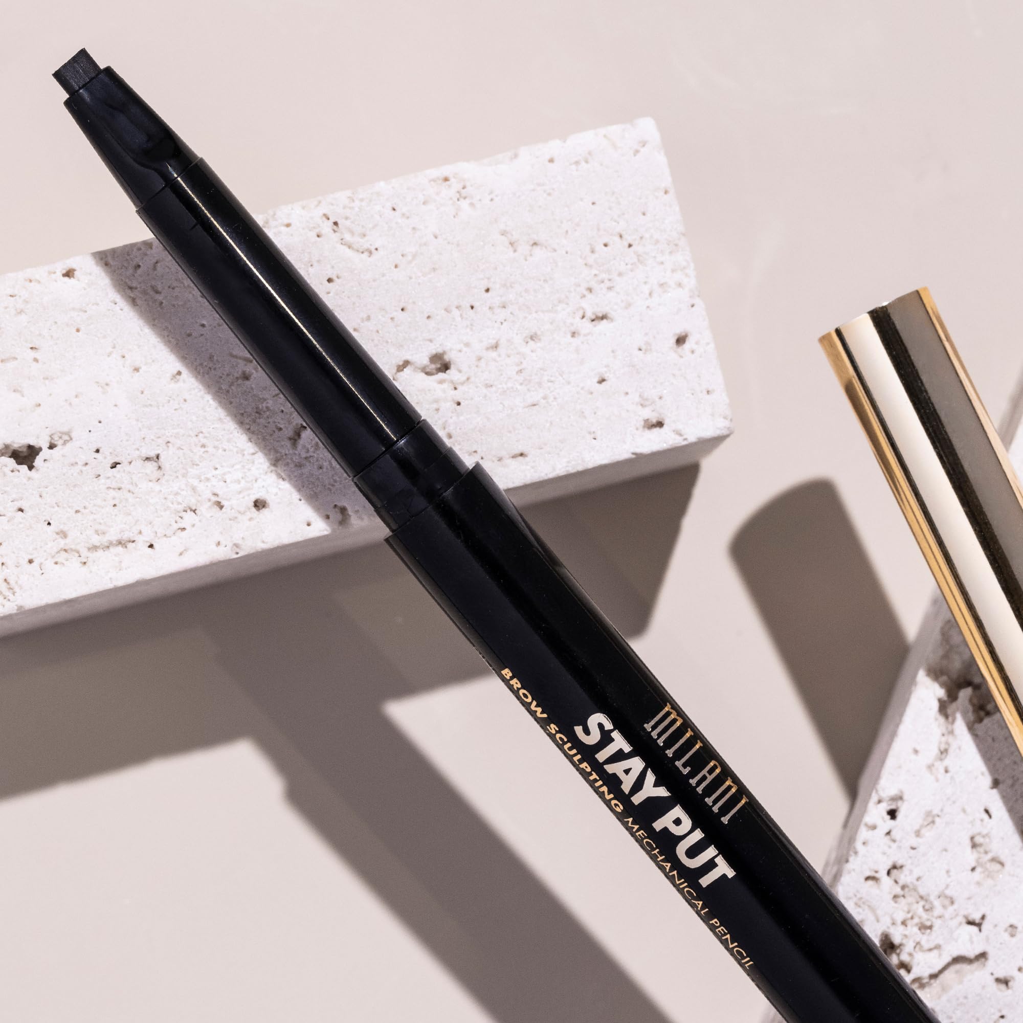 Duración de hasta 12 horas: Milani Stay Put Brow Pencil.