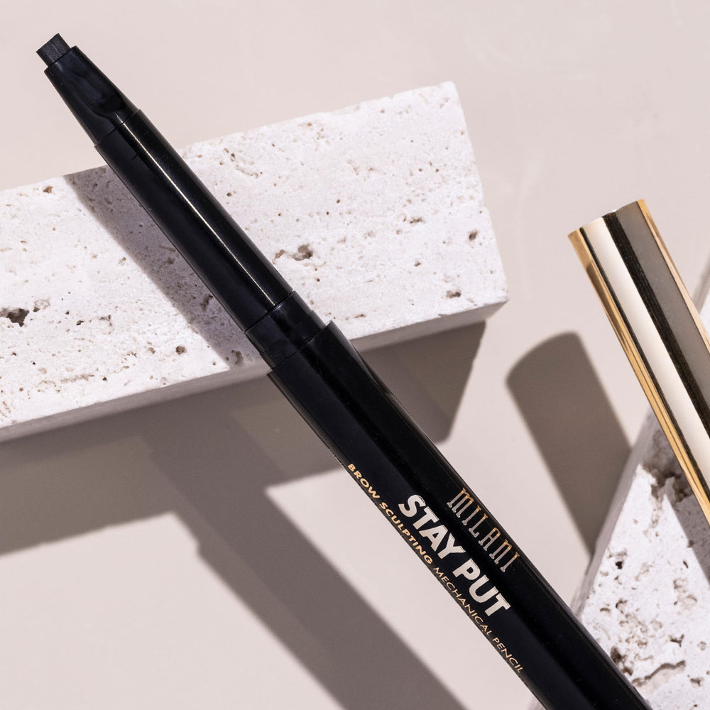 Duración de hasta 12 horas: Milani Stay Put Brow Pencil.