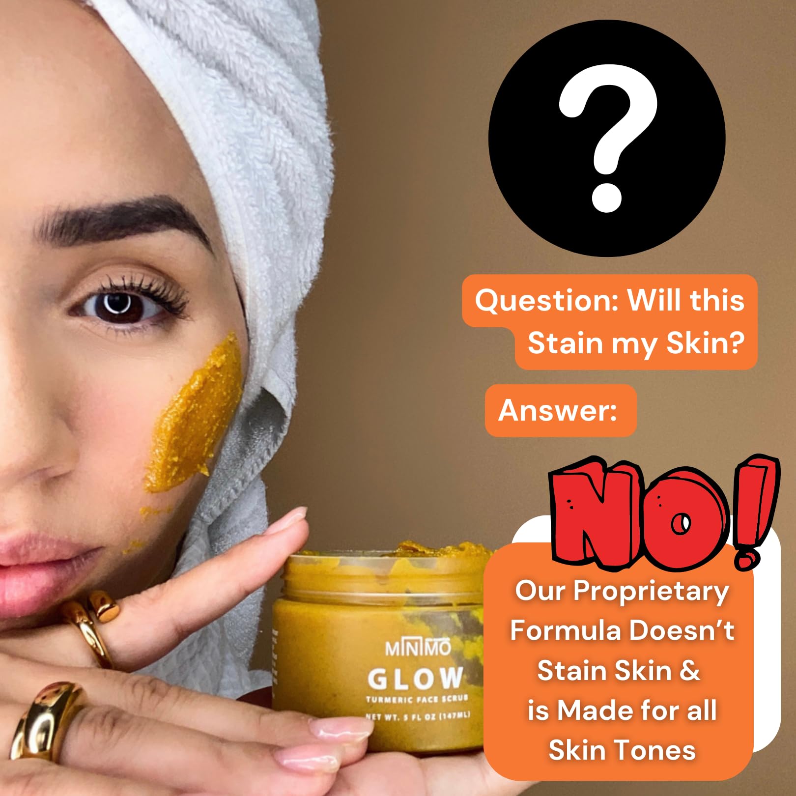 Minimo Glow Turmeric Face Scrub aplicación suave para rutina diaria.