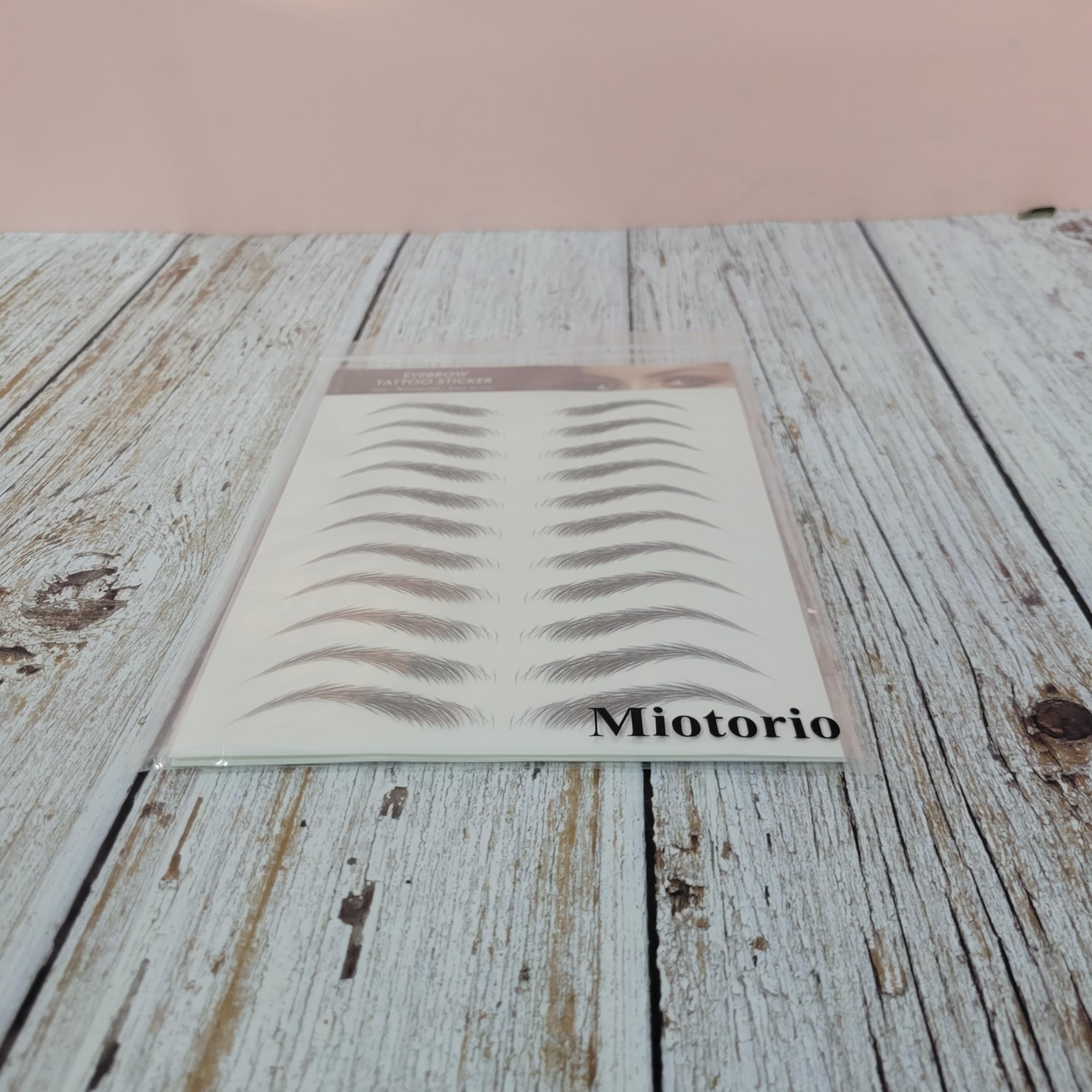 Miotorio cejas acabado mate mediante polvo suelto.
