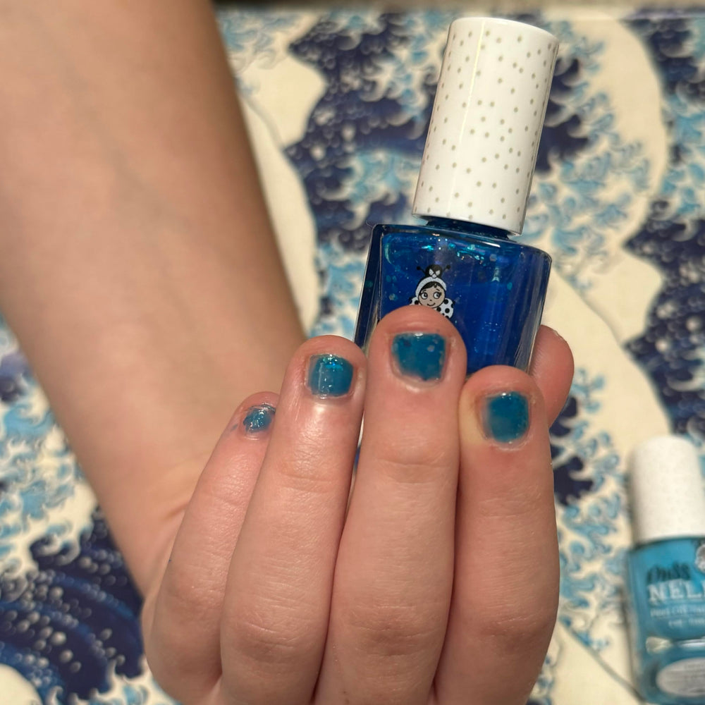 MISS NELLA COOL KID, base de agua, fórmula ligera para retirada suave.