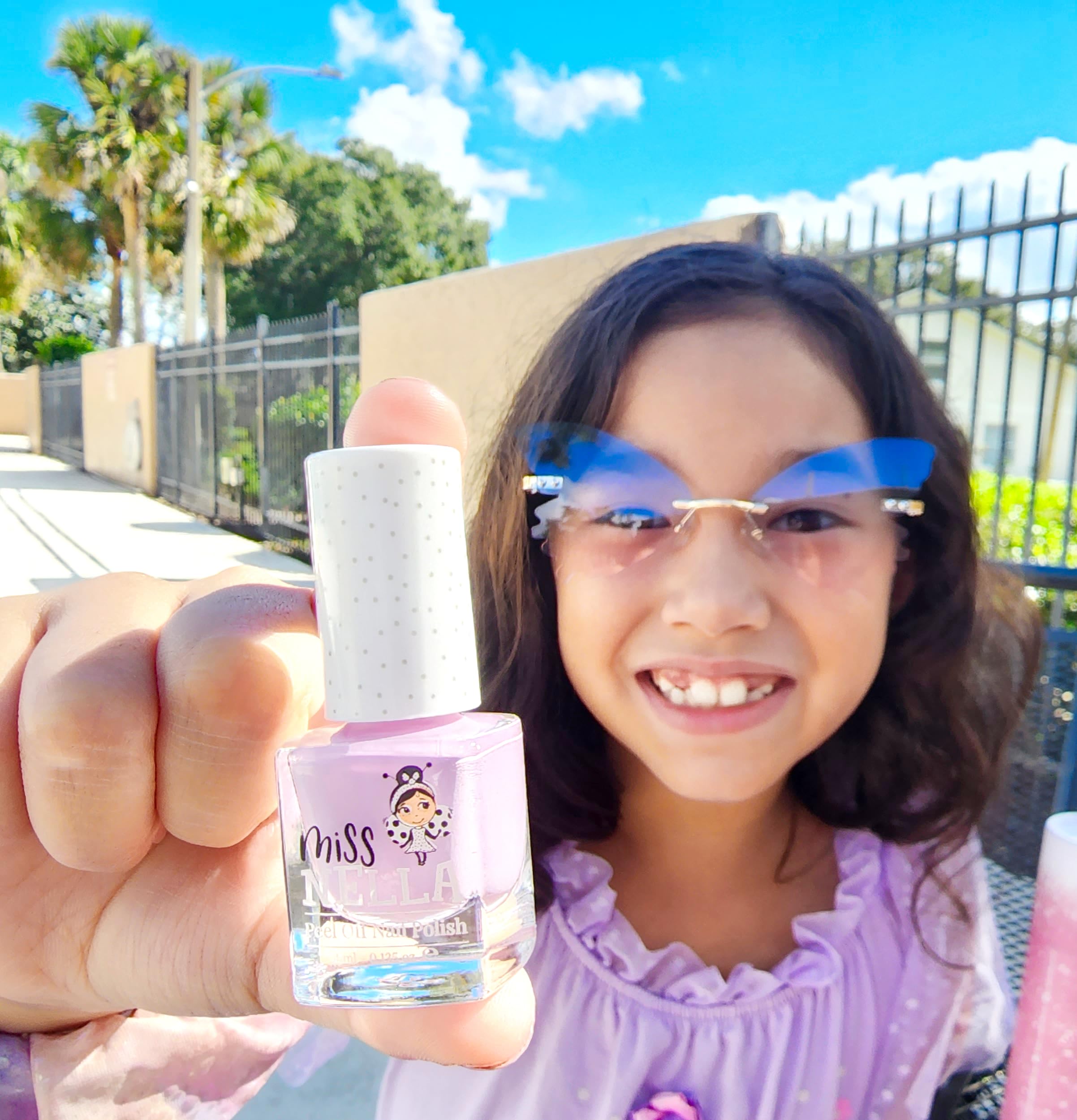 Miss Nella Envase Ergonomico: diseño cómodo para manos pequeñas.