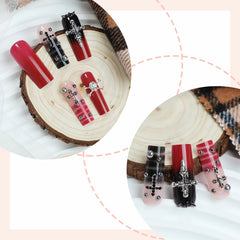 MISUD cruz Y2K en uñas acrílicas para estilo futurista.