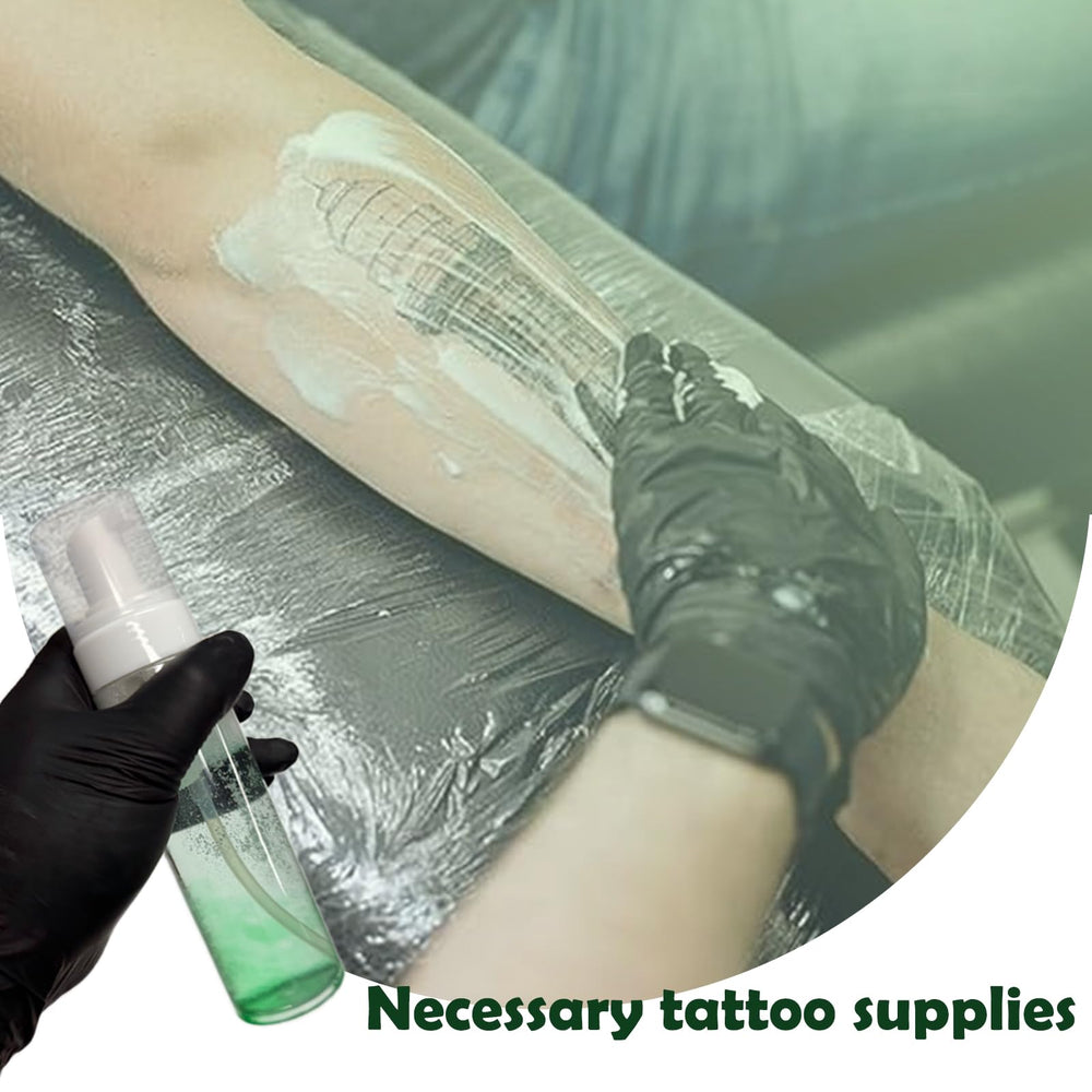 Miuxia espuma limpia y refresca la piel durante la sesión de tatuaje.