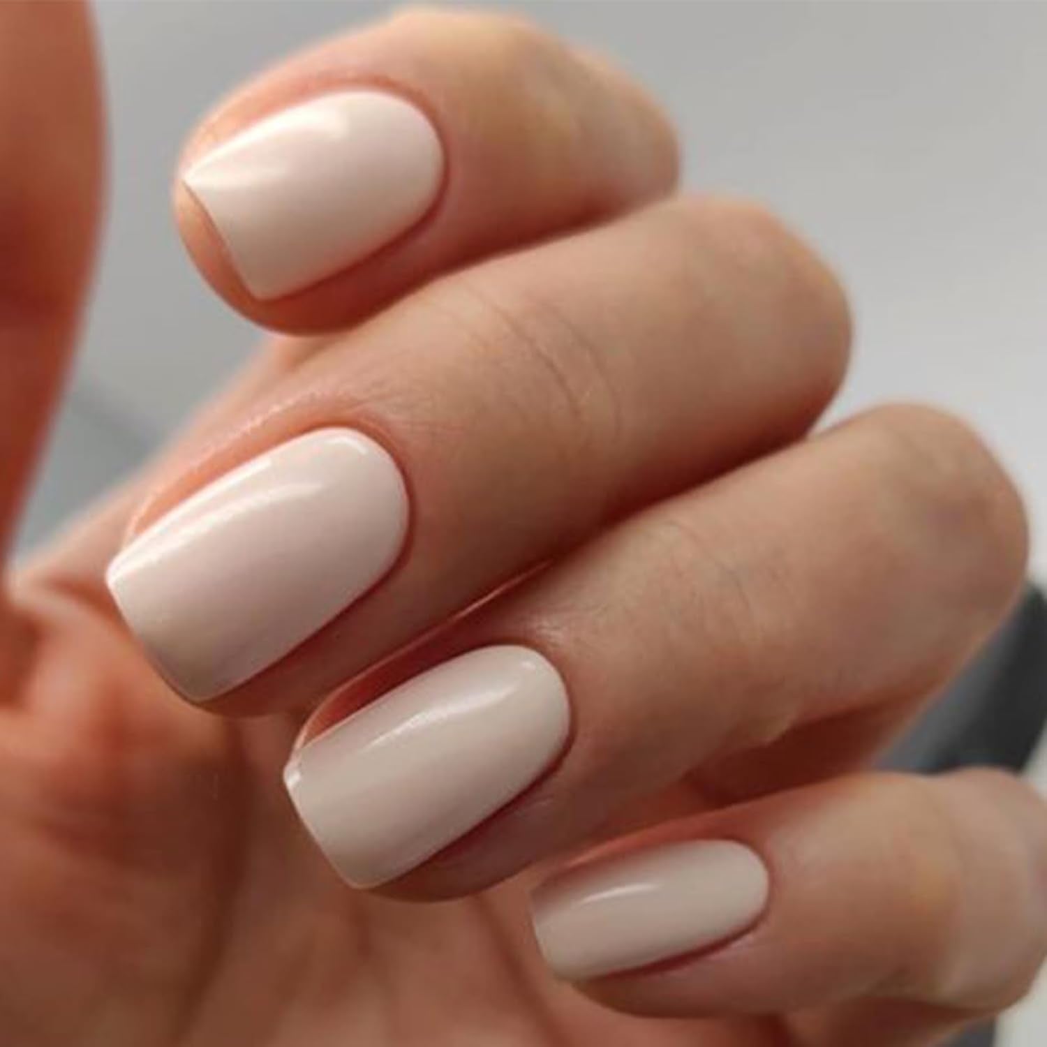 Modelones acabado brillo ultra para uñas relucientes.