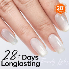 Modelones uñas con diseño ojo de gato en acción.