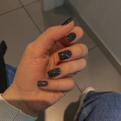 Modelones uñas postizas brillo negro, corte cuadrado, fáciles de quitar sin dañar las uñas.