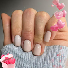 Modelones uñas postizas extra cortas en blanco milky squoval para un look rápido y limpio.