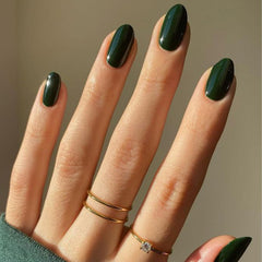 Modelones uñas postizas en forma de almendra verde oscuro para un acabado rápido.