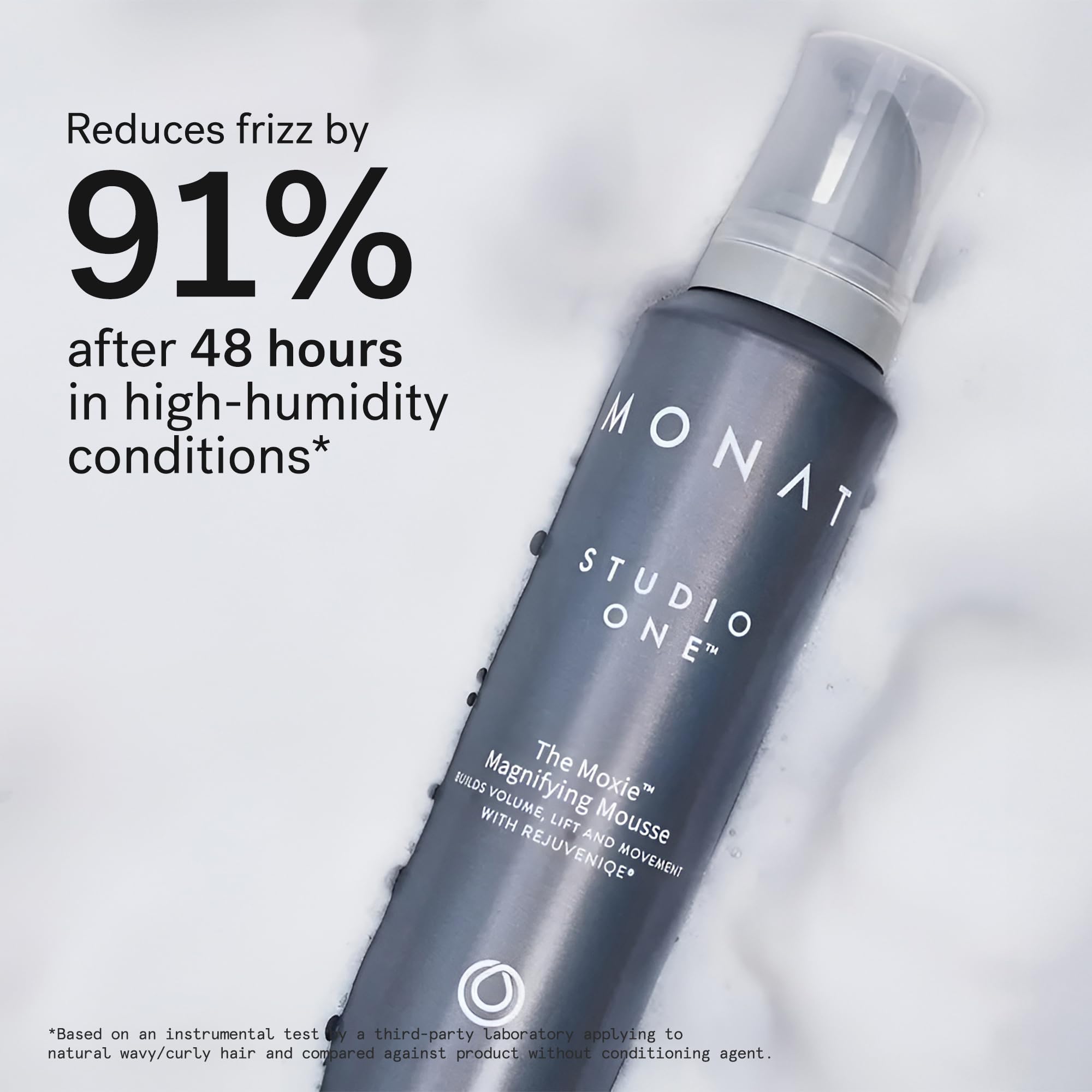 MONAT Studio One The Moxie Magnifying Mousse deja textura suave y natural.