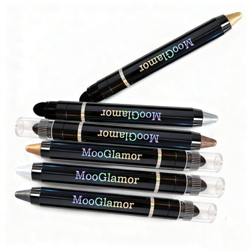 Envase compacto MooGlamor con diseño rotativo para retoques en movimiento.