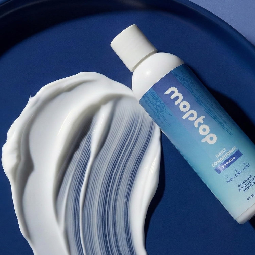 MopTop acondicionador natural, botella con etiqueta visible, nutre sin pesadez.