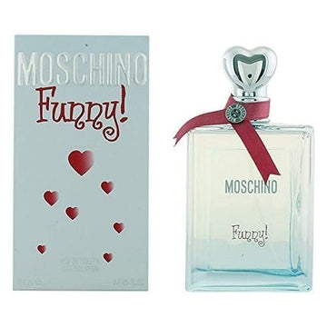 Moschino Funny, etiqueta clara, facilita reconocimiento rápido en tiendas.