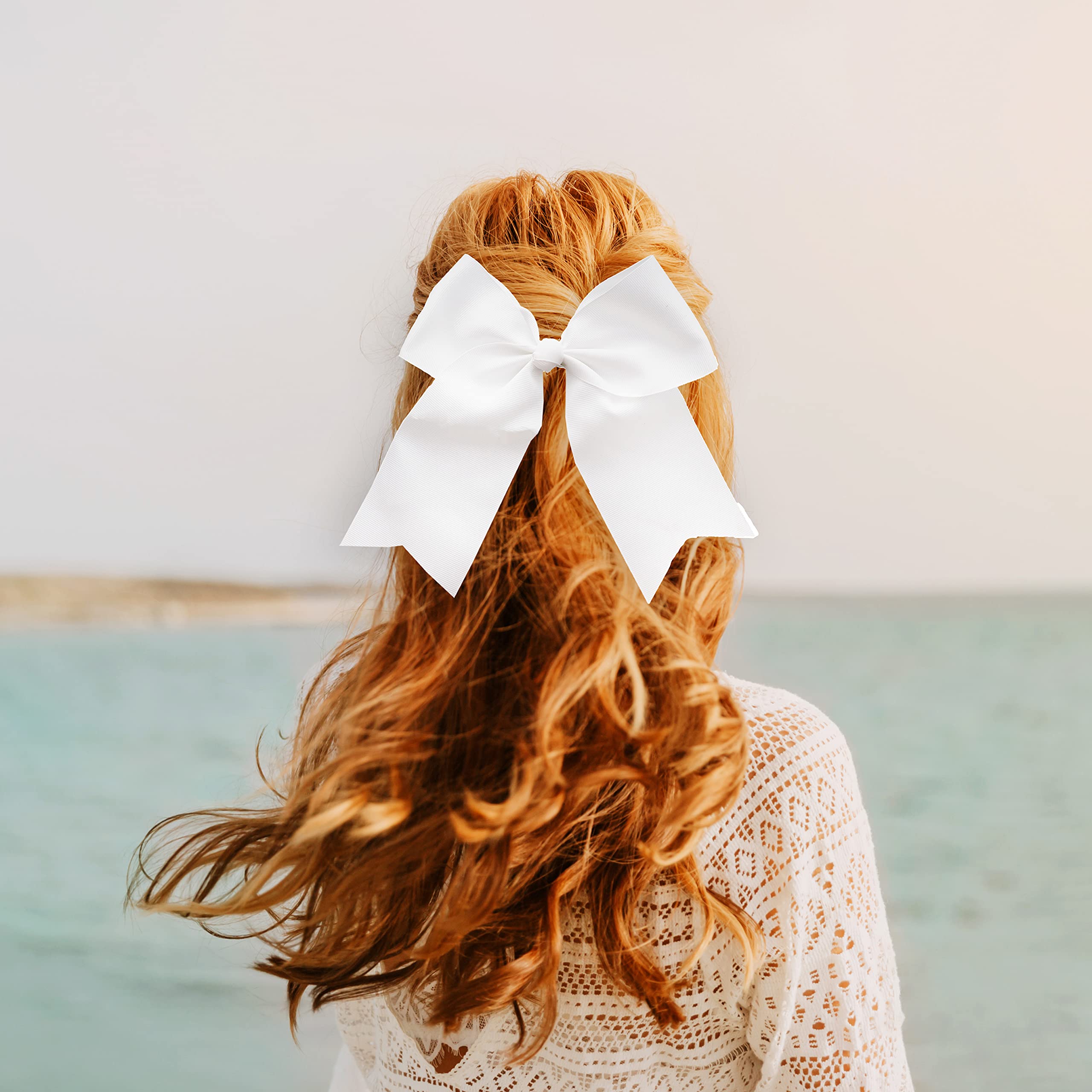 Motique Accessories Lazo blanco jumbo con colas, detalle cercano en cinta grosgrain