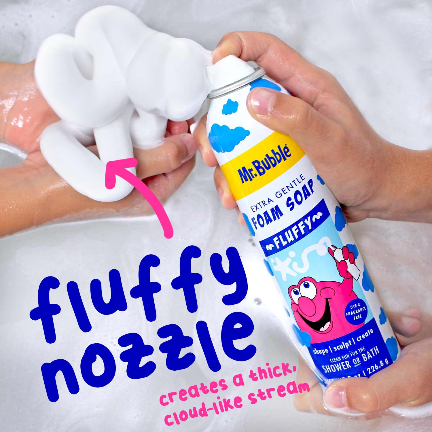 Juego sensorial en el baño con Mr. Bubble para creatividad durante el lavado.