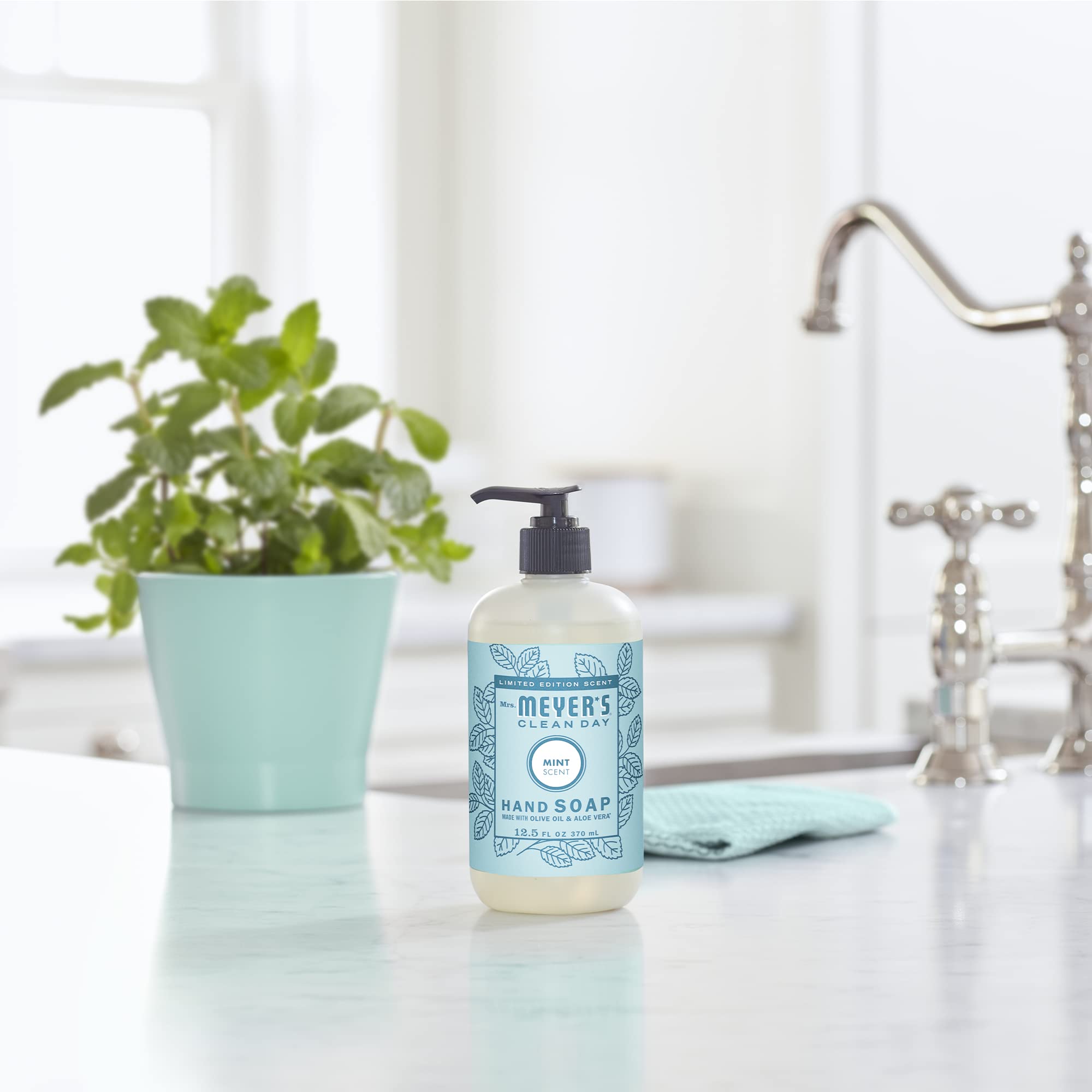Dispensador compacto de jabón para el lavabo, fácil manejo.