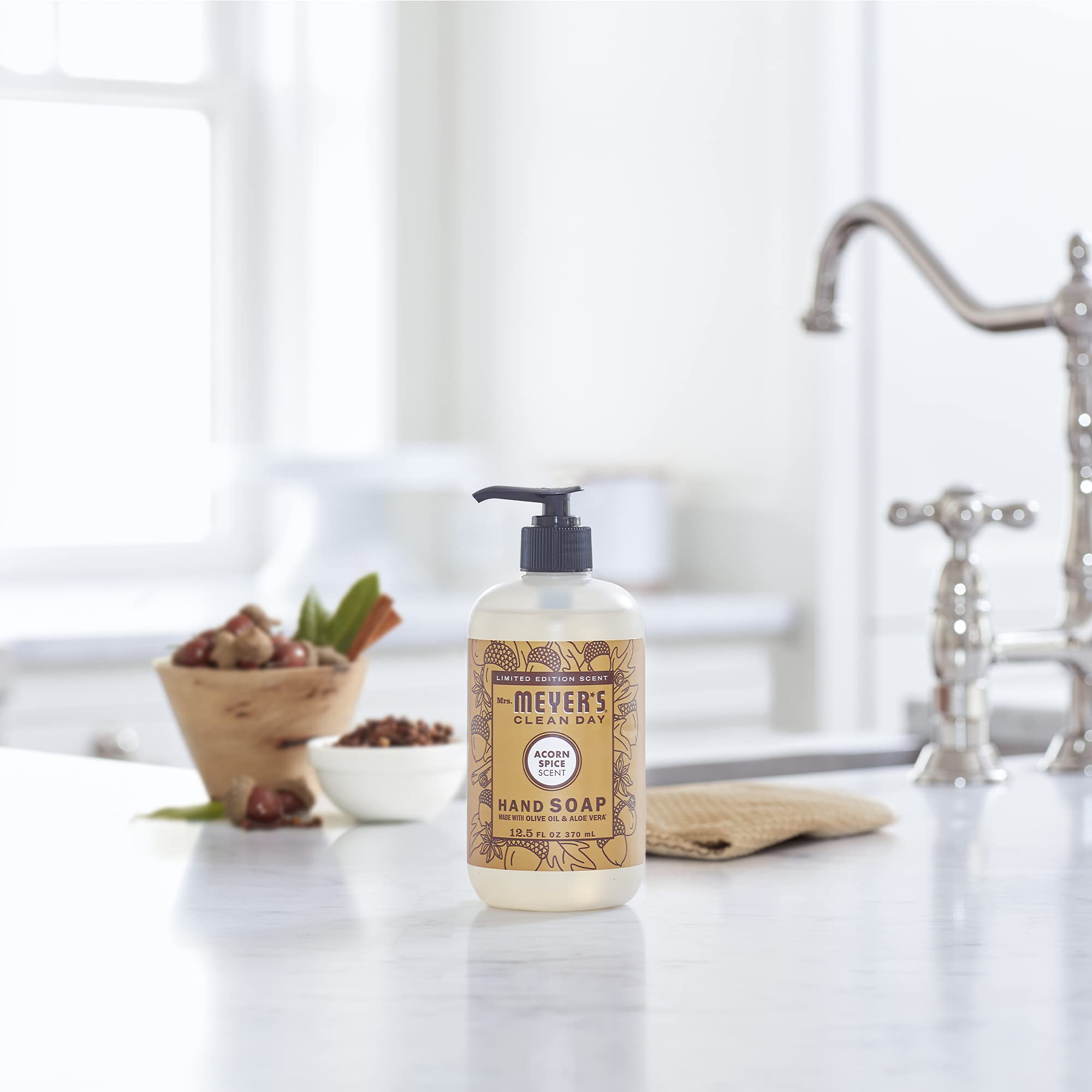 Envase de Mrs. MEYER'S Clean Day, diseño elegante y certificado Leaping Bunny.