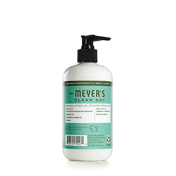 Aplicación en manos con loción Basil de Mrs. Meyer's, deja la piel suave.