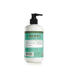 Aplicación en manos con loción Basil de Mrs. Meyer's, deja la piel suave.