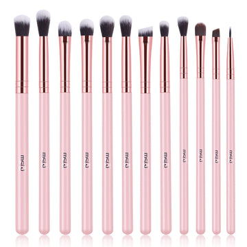 MSQ set de brochas para ojos en rosa, apariencia premium y cobertura homogénea.