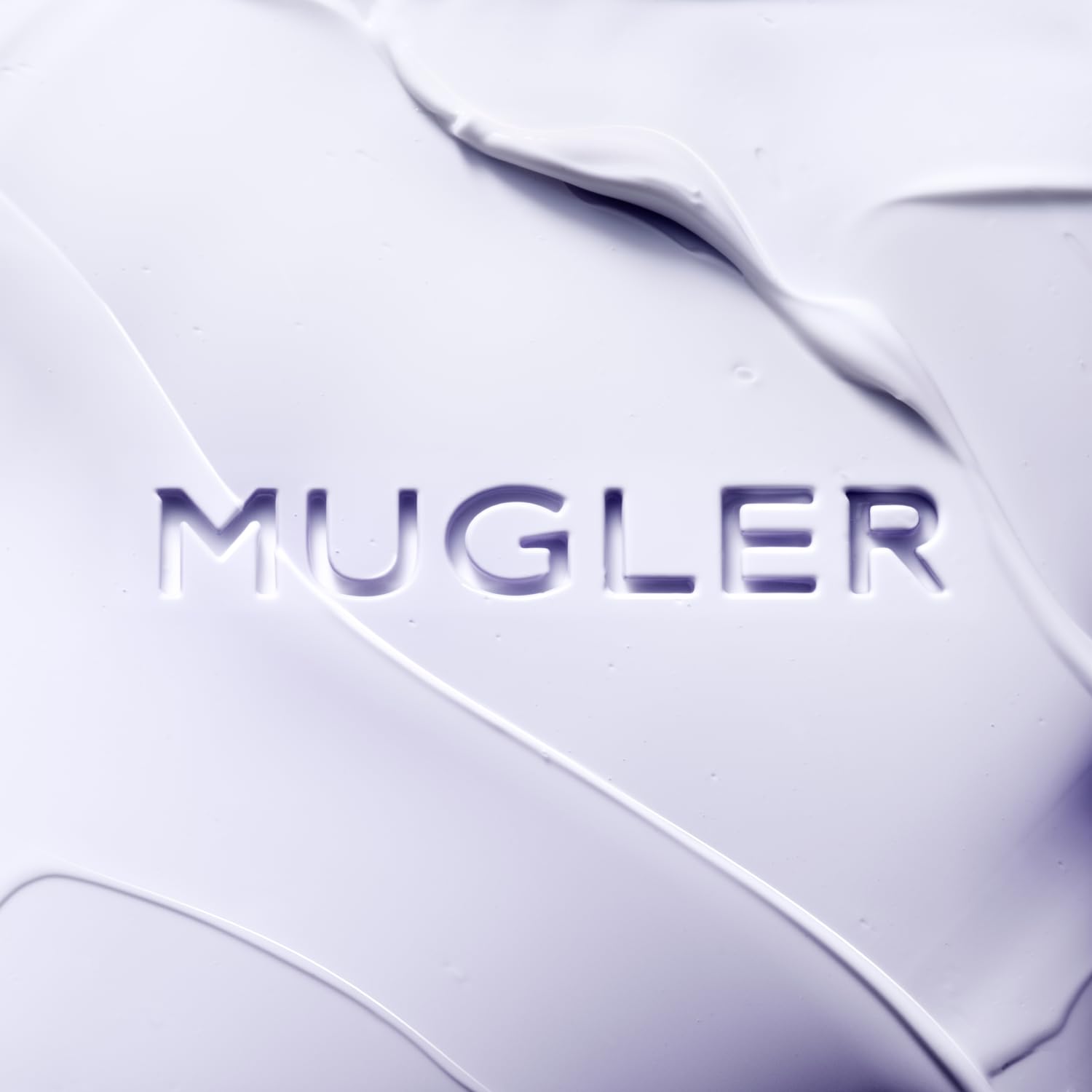 Hydratation-intense après douche - MUGLER Alien Body Lotion, texture crème et parfum boisé.