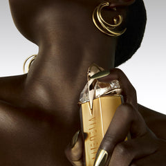 Mugler Alien Goddess: capuchón dorado que aporta un toque de lujo.
