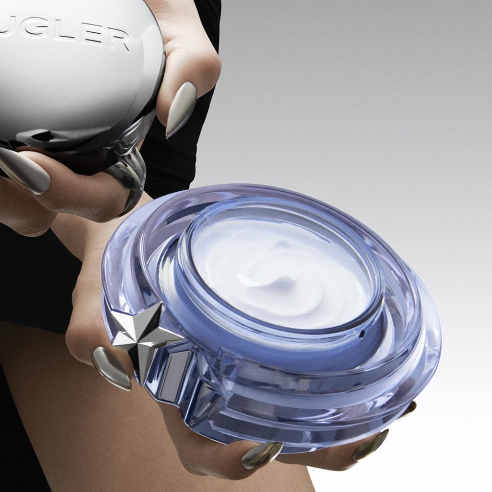 Mugler Angel etiqueta con diseño elegante que inspirar cuidado diario.