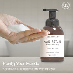 Espuma cremosa del jabon Muse Apothecary para una limpieza suave.