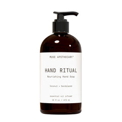 Muse Apothecary botella verter para experiencia aromática suave en manos
