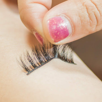 Caja de MUSELASH Super Hold, ideal para kits de belleza diarios.
