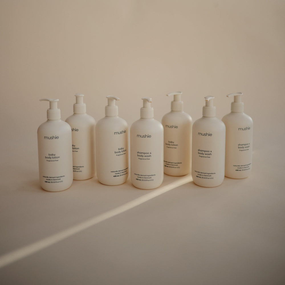 Aplicación del Mushie en baño, cabello suave y piel delicada de bebé.