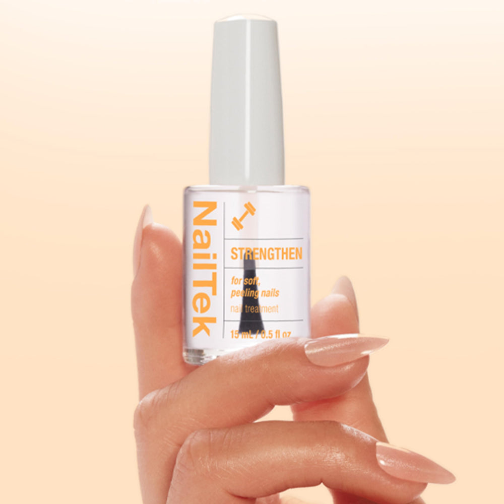 Nail Tek Formula 2 ayuda a uñas débiles a verse más fuertes y sanas.