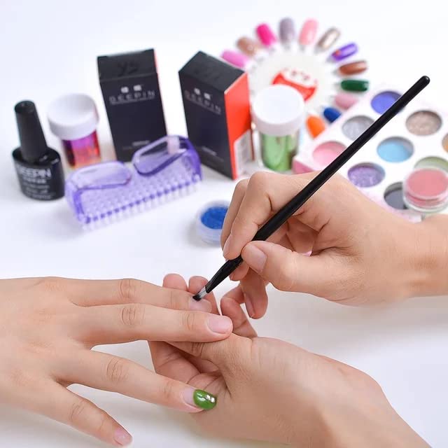 NailCare: cepillo compacto para limpieza entre uñas y bordes.