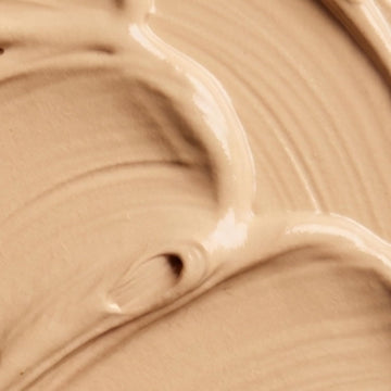 Naked Sundays CabanaGlow se usa bajo maquillaje para un acabado radiante.