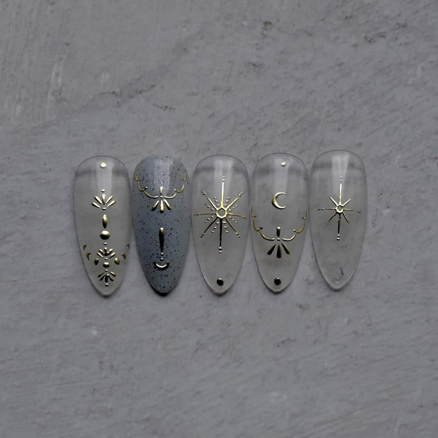 Namrec diseños luna y estrella dorados 3D para uñas elegantes.