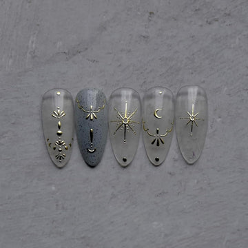Namrec diseños luna y estrella dorados 3D para uñas elegantes.